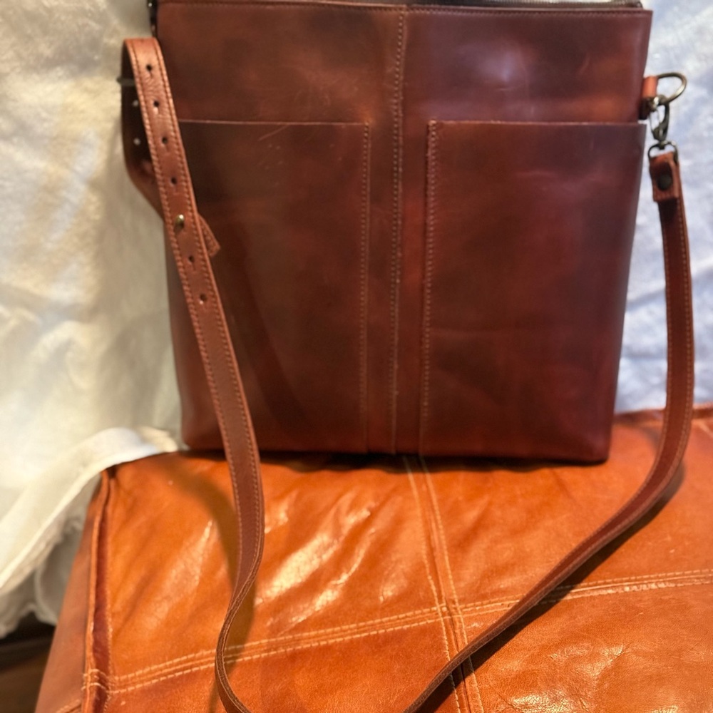 Love 41 Chestnut Minimal Totte
Beautiful leather Pull-up
